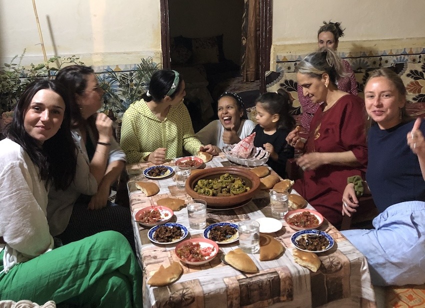 Repas chez l'habitant entre filles chez Khadija © Les petites expériences