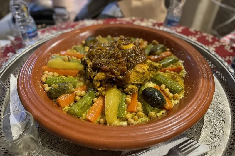 Couscous marocain aux légumes Couscous marocain aux sept légumes servi dans un plat en terre cuite