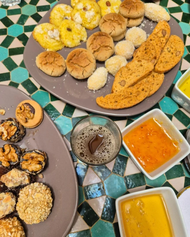 Douceurs marocaines Douceurs marocaines et miel servis sur une table en zellige
