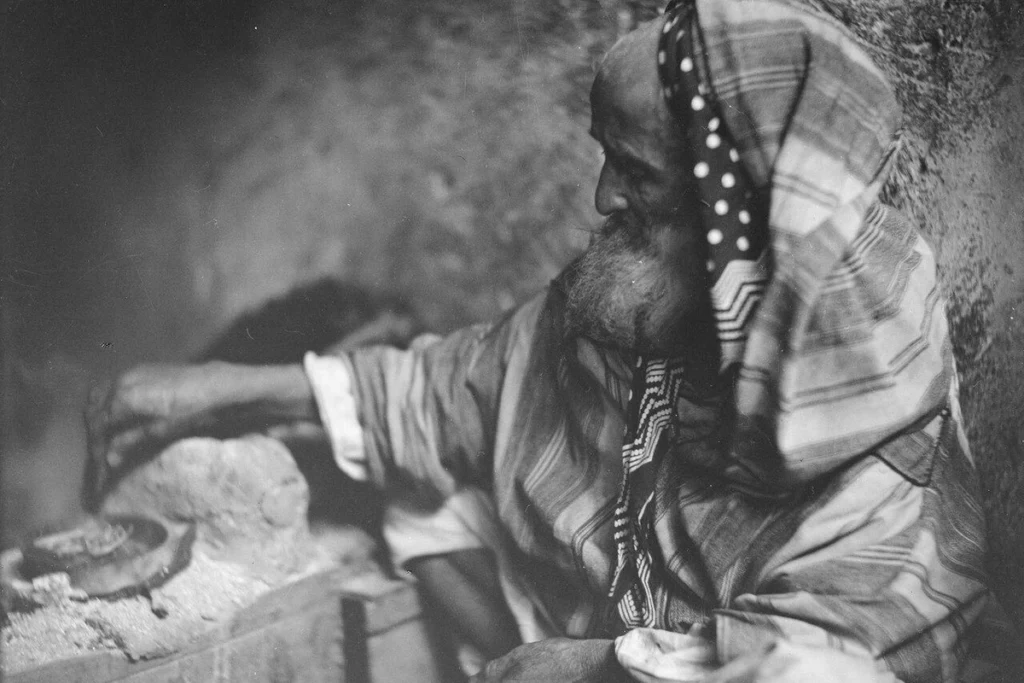 Marchand dans un mellah marocain Photo ancienne d'un marchand dans un mellah, quartier juif d'une médina marocaine