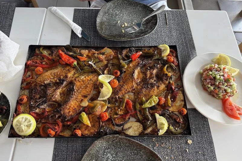 Moul Tawa, port d'Agadir Poisson grillé et salade chez Moul Tawa au port d'Agadir