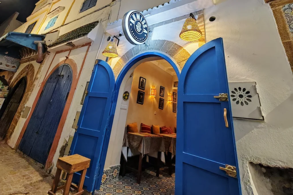 Restaurant Khmissa, Essaouira Façade aux portes bleues du restaurant Khmissa dans la médina d'Essaouira