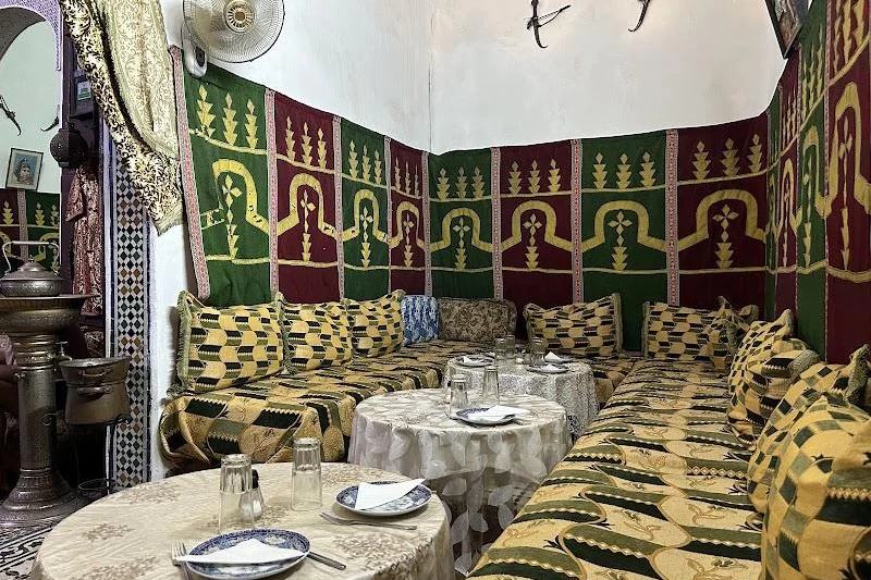 Restaurant Zohra, Fès Salle traditionnelle du restaurant Zohra dans la médina de Fès