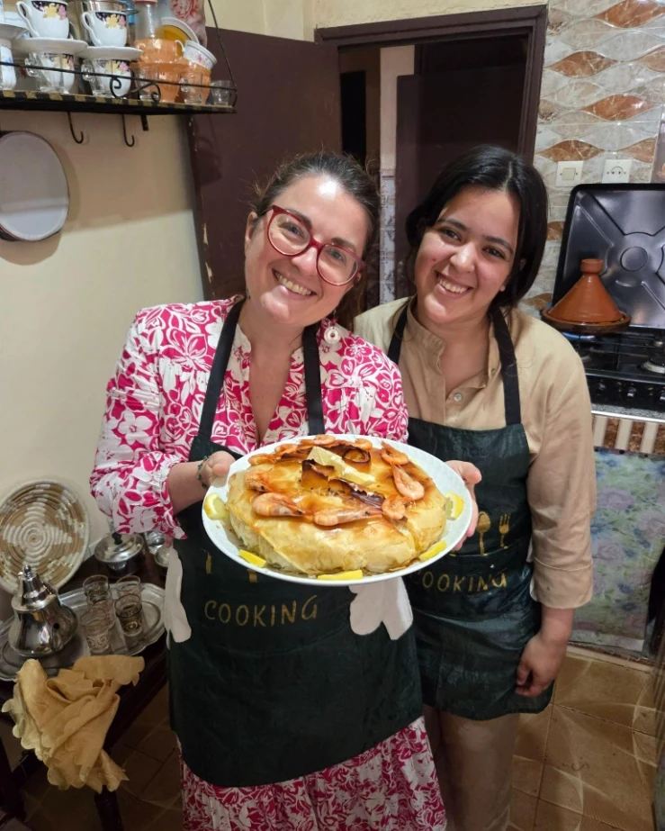 Pastilla préparée pendant un cours de cuisine Pastilla dorée présentée à la fin d'un cours de cuisine marocaine