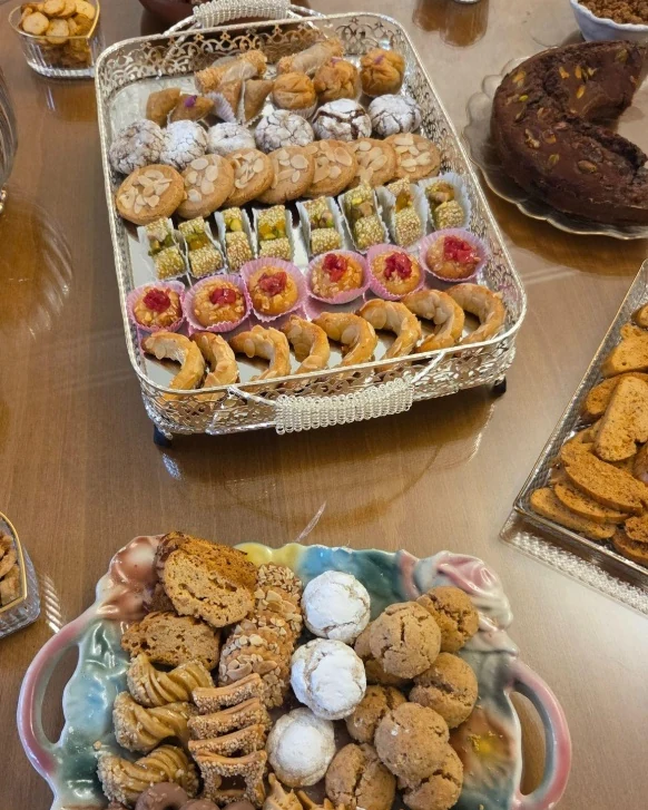 Pâtisseries marocaines Plateaux de pâtisseries marocaines : cornes de gazelle, chebakia et gâteaux aux amandes