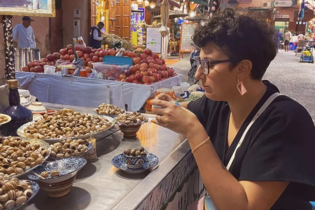 Street food à Marrakech Stand de street food à Marrakech : escargots en bouillon dans la médina