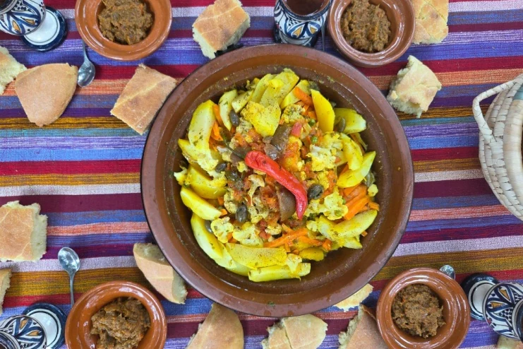 Tajine de poulet aux légumes Tajine de poulet aux légumes entouré de salades marocaines zaalouk et taktouka